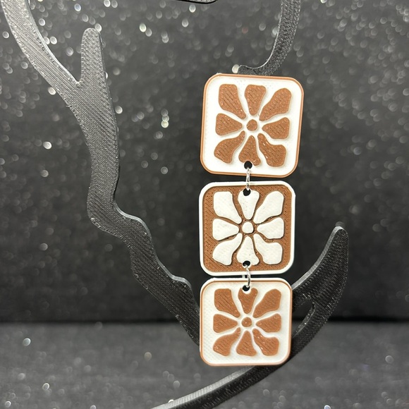 Brown and White Geometric Earrings - Picture 3 of 4